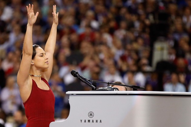 Gambar Foto Penampilan Alicia Keys di Konser Super Bowl 2013