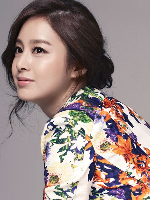 Gambar Foto Kim Tae Hee di Katalog Fashion ISABEY de PARIS
