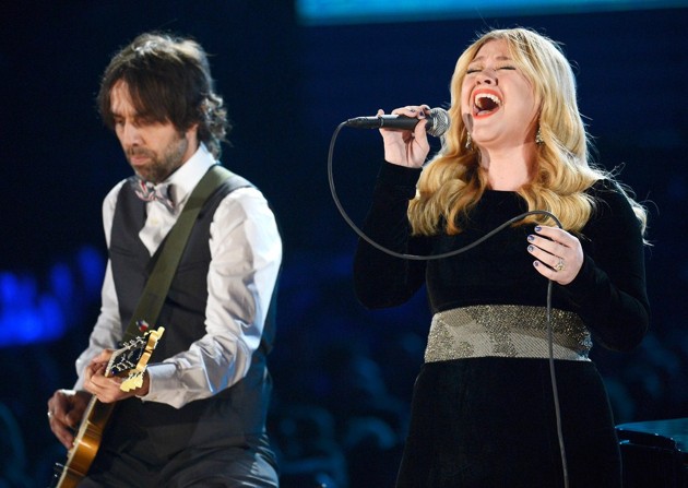 Foto Kelly Clarkson di Panggung Grammy Awards 2013