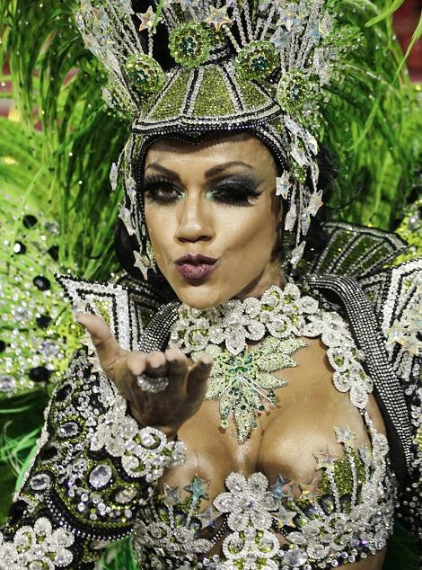 Gambar Foto Keceriaan Peserta Rio Carnival 2013