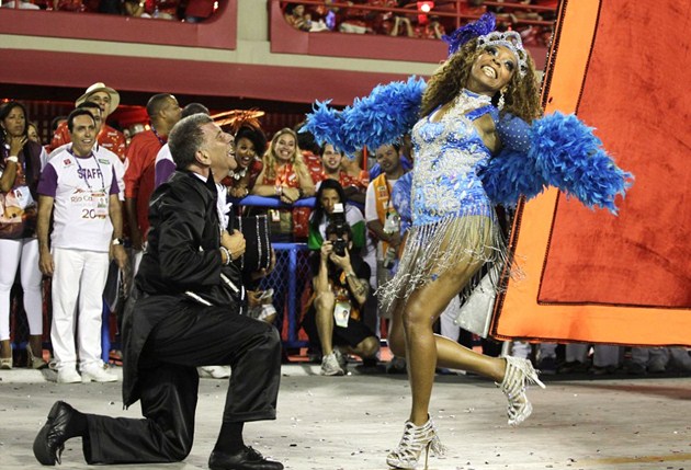 Gambar Foto Seorang Penari Menyatakan Cintanya di Rio Carnival 2013
