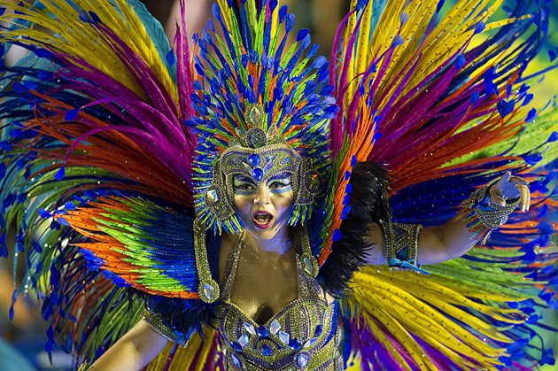 Gambar Foto Kostum Warna-warni Peserta Rio Carnival 2013