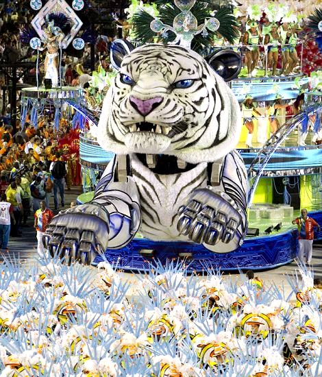 Gambar Foto Penampilan Peserta Karnaval dengan Tema Harimau Terbang