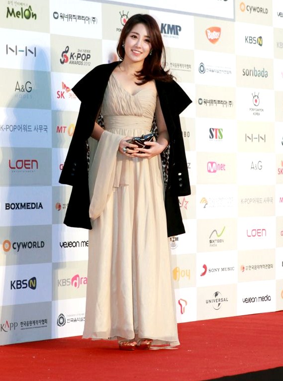 Gambar Foto Choi Hee di Red Carpet Gaon Chart K-Pop Awards 2013