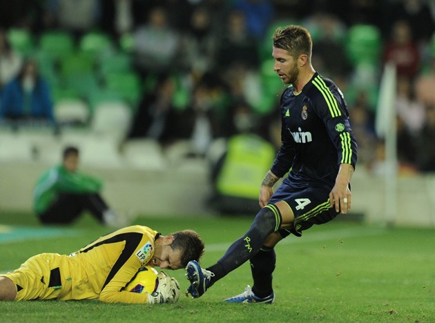 Gambar Foto Sergio Ramos Berhadapan Langsung dengan Kiper Real Betis Adrian San Miguel