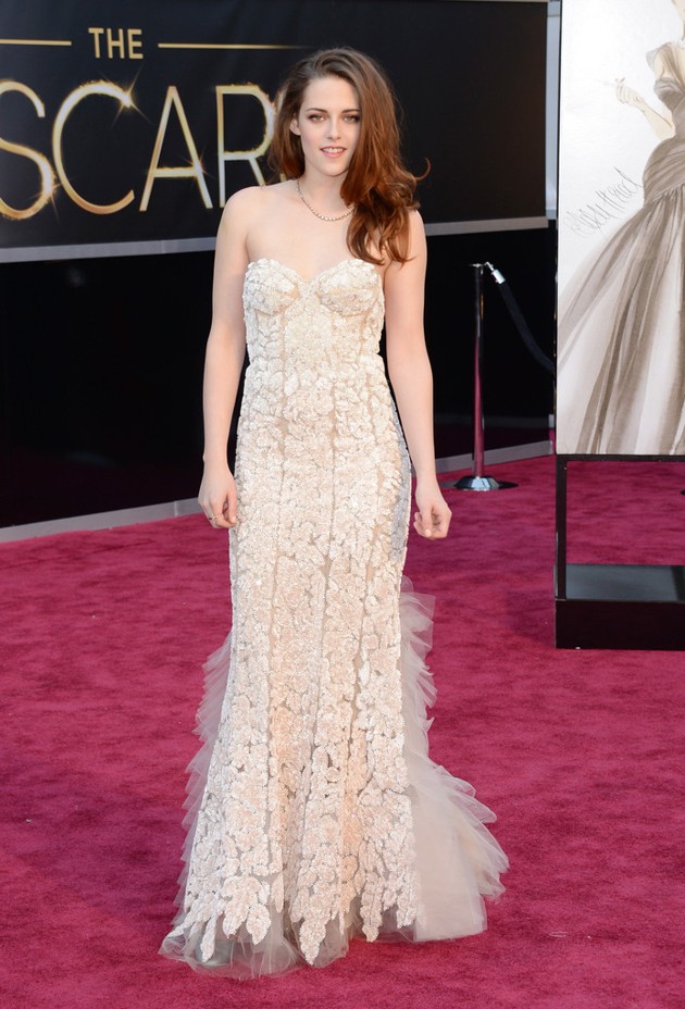 Gambar Foto Kristen Stewart di Red Carpet Oscar 2013