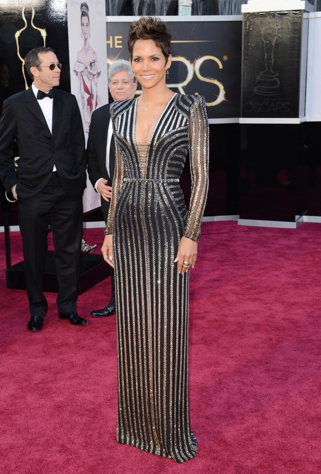 Gambar Foto Halle Berry di Red Carpet Oscar 2013