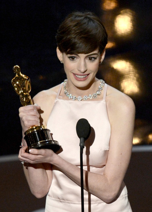 Foto Anne Hathaway Raih Piala Best Actress in a Supporting Role