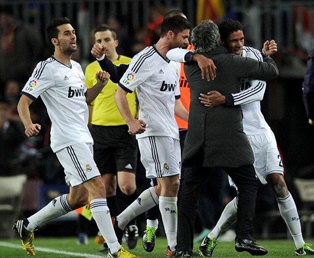 Foto Raphael Varane Merayakan Keberhasilanya Bersama Jose Mourinho