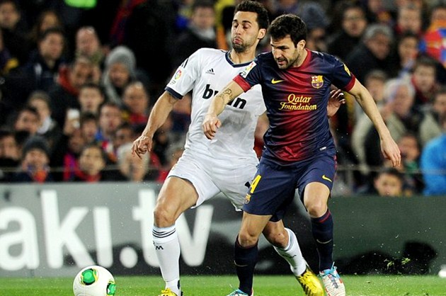 Gambar Foto Duel Alvaro Arbeloa vs Cesc Fabregas