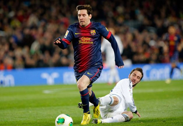 Foto Lionel Messi Berebut Bola dengan Gonzalo Higuain