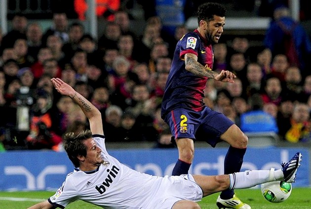 Gambar Foto Fabio Coentrao Berusaha Jatuhkan Daniel Alves