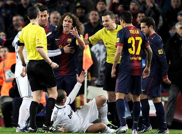 Gambar Foto Carles Puyol Melakukan Protes Terhadap Wasit