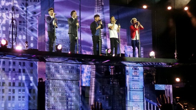 Gambar Foto Penampilan One Direction di Konser Tur 'Take Me Home'