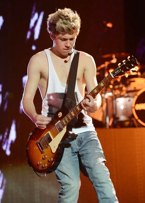 Gambar Foto Niall Horan Memainkan Gitar Elektrik di Konser London