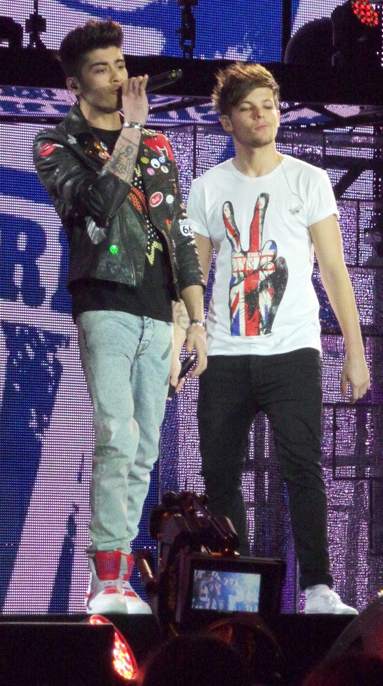 Gambar Foto Aksi Zayn Malik dan Louis Tomlinson di Atas Panggung