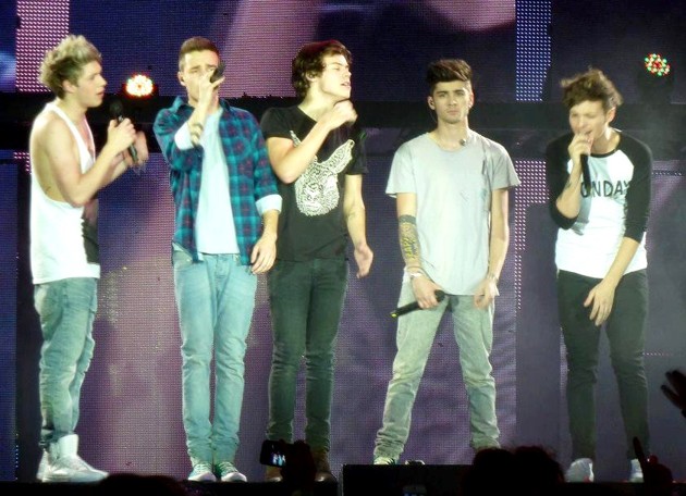 Gambar Foto Penampilan One Direction di Konser London