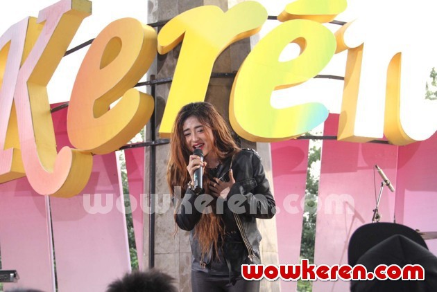 Gambar Foto Dewi Persik Tampil di Acara Musik 'Keren' TVRI