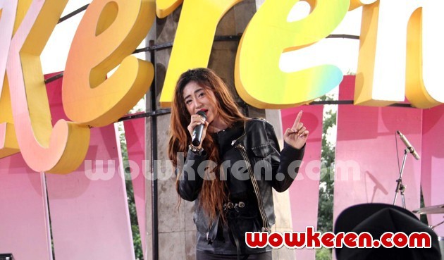 Gambar Foto Dewi Persik Tampil di Acara Musik 'Keren' TVRI