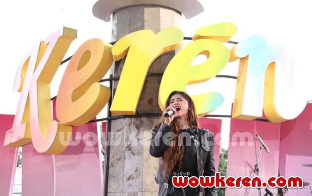 Gambar Foto Dewi Persik Tampil di Acara Musik 'Keren' TVRI