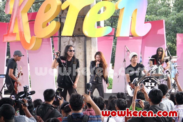 Gambar Foto Duet Dewi Persik dan Roy Jeconiah Tampil di Acara Musik 'Keren' TVRI