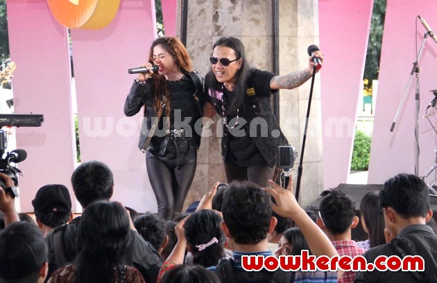 Gambar Foto Duet Dewi Persik dan Roy Jeconiah Tampil di Acara Musik 'Keren' TVRI