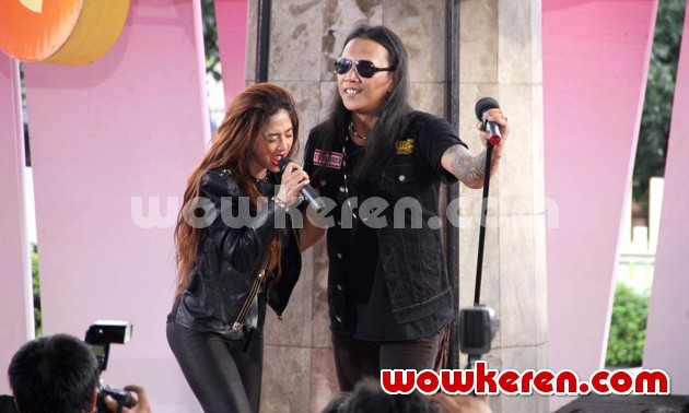 Gambar Foto Duet Dewi Persik dan Roy Jeconiah Tampil di Acara Musik 'Keren' TVRI