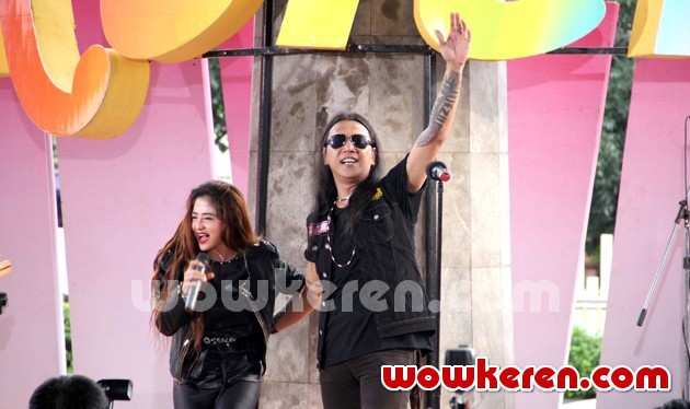 Gambar Foto Duet Dewi Persik dan Roy Jeconiah Tampil di Acara Musik 'Keren' TVRI