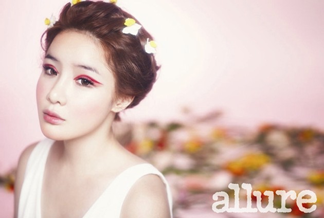 Gambar Foto Park Bom 2NE1 di Majalah Allure Edisi Maret 2013