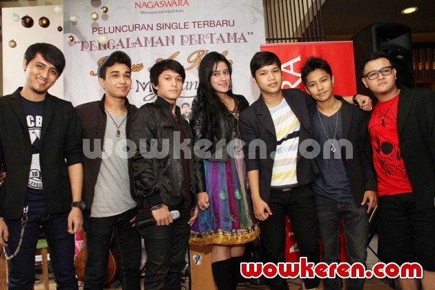 Gambar Foto Fairuz A. Rafiq dan Miladian Band Saat Peluncuran Single 'Pengalaman Pertama'
