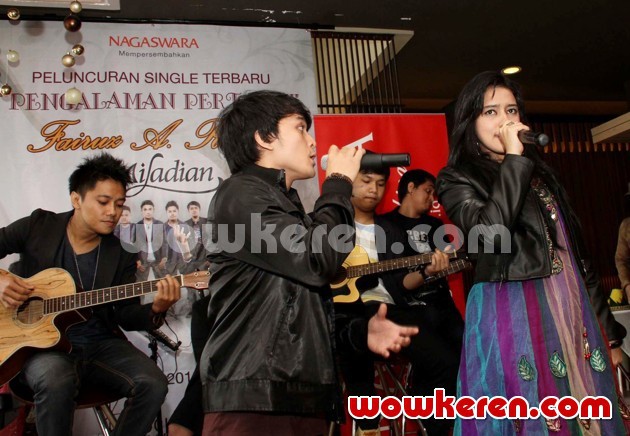 Gambar Foto Fairuz A. Rafiq dan Miladian Band Saat Peluncuran Single 'Pengalaman Pertama'