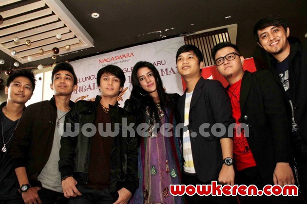 Gambar Foto Fairuz A. Rafiq dan Miladian Band Saat Peluncuran Single 'Pengalaman Pertama'