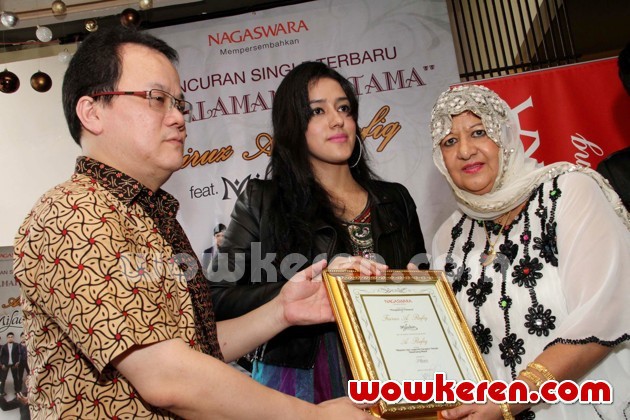 Gambar Foto Fairuz A. Rafiq Saat Peluncuran Single 'Pengalaman Pertama'