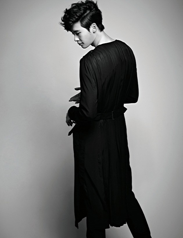 Gambar Foto Lee Jong Suk di Majalah Harper's Bazaar Edisi Maret 2013