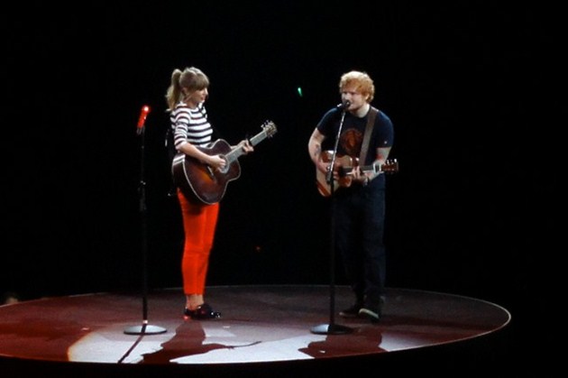 Gambar Foto Taylor Swift Berkolaborasi dengan Ed Sheeran di Konser Tur 'Red'