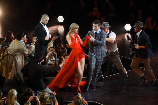 Gambar Foto Taylor Swift Tampil Elegan di Konser Tur 'Red'