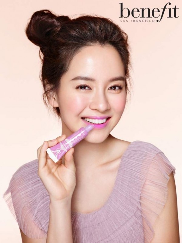 Gambar Foto Song Ji Hyo di Iklan Kosmetik Benefit