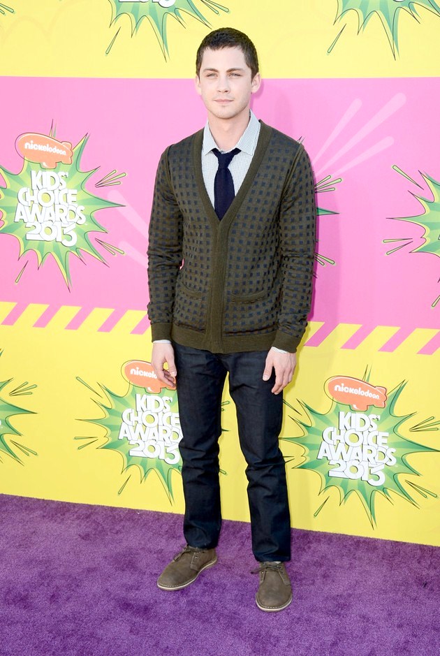Gambar Foto Logan Lerman di Orange Carpet Kids Choice Awards 2013
