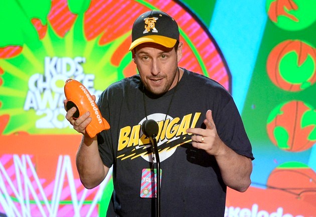 Gambar Foto Adam Sandler Raih Piala Favorite Voice From an Animated Movie