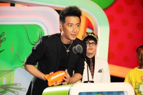 Gambar Foto Han Geng Raih Piala Favorite Asian Act