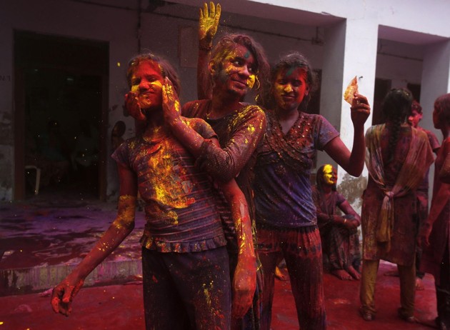 Gambar Foto Keceriaan Anak-anak Selama Festival Warna