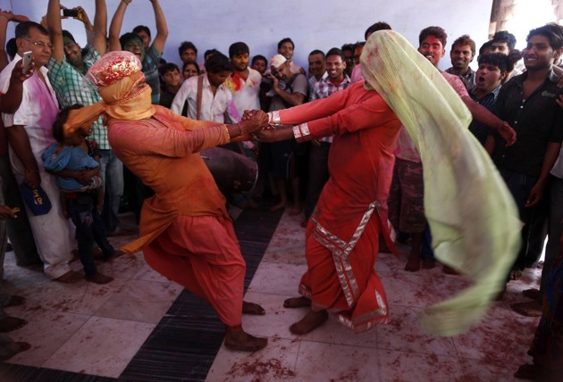 Gambar Foto Kegembiraan Umat Hindu Merayakan Festival Warna