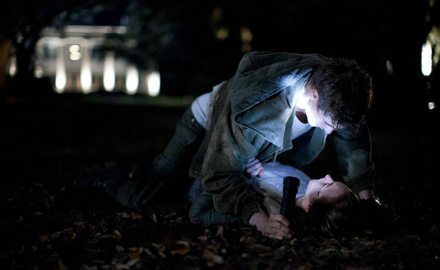 Gambar Foto Max Irons dan Saoirse Ronan di Film 'The Host'