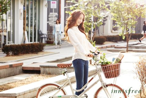 Gambar Foto Yoona Girls' Generation di Iklan Kosmetik Innisfree