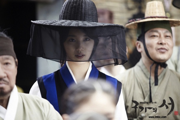 Gambar Foto Dam Yeo Wool Memakai Cadar di Tengah Keramaian