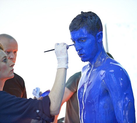 Gambar Foto Eden Hazard Dicat Biru untuk Iklan Terbaru Adidas