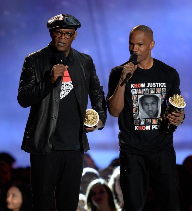 Gambar Foto Samuel L. Jackson dan Jamie Foxx Raih Piala Best WTF Moment