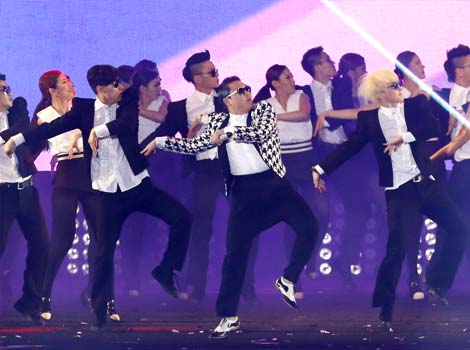 Gambar Foto Penampilan PSY di Konser 'Happening'