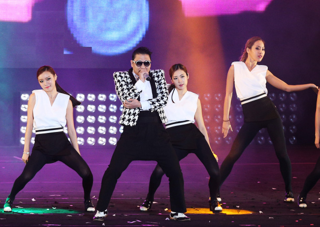 Gambar Foto Aksi PSY dan Para Penari di Konser 'Happening'