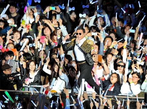 Gambar Foto Kemeriahan Konser 'Happening' PSY